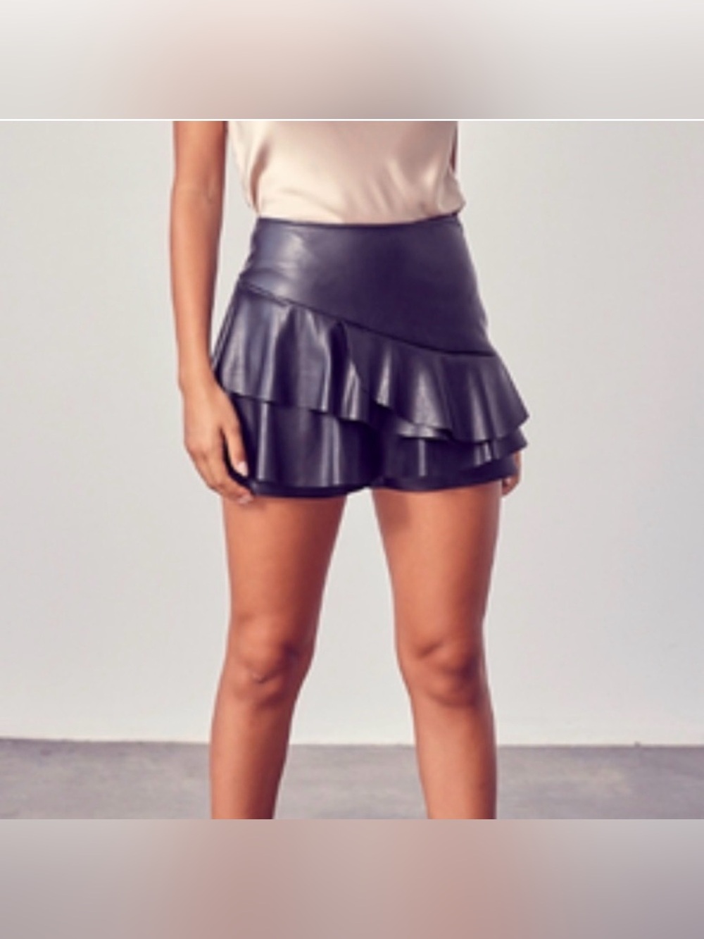 •ANNA GRACE HIGH WAISTED BLACK FAUX LEATHER RUFFLE SKORT Size S